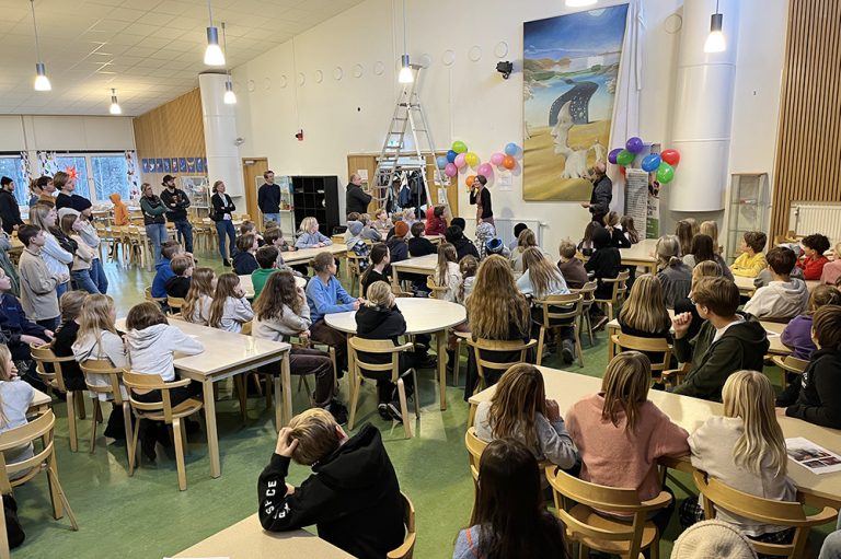 Gigantisk målning skänks till Källängens skola